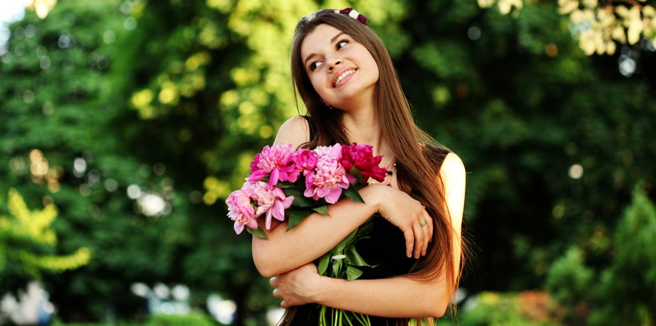 Frau mit Blumen-Geschenk