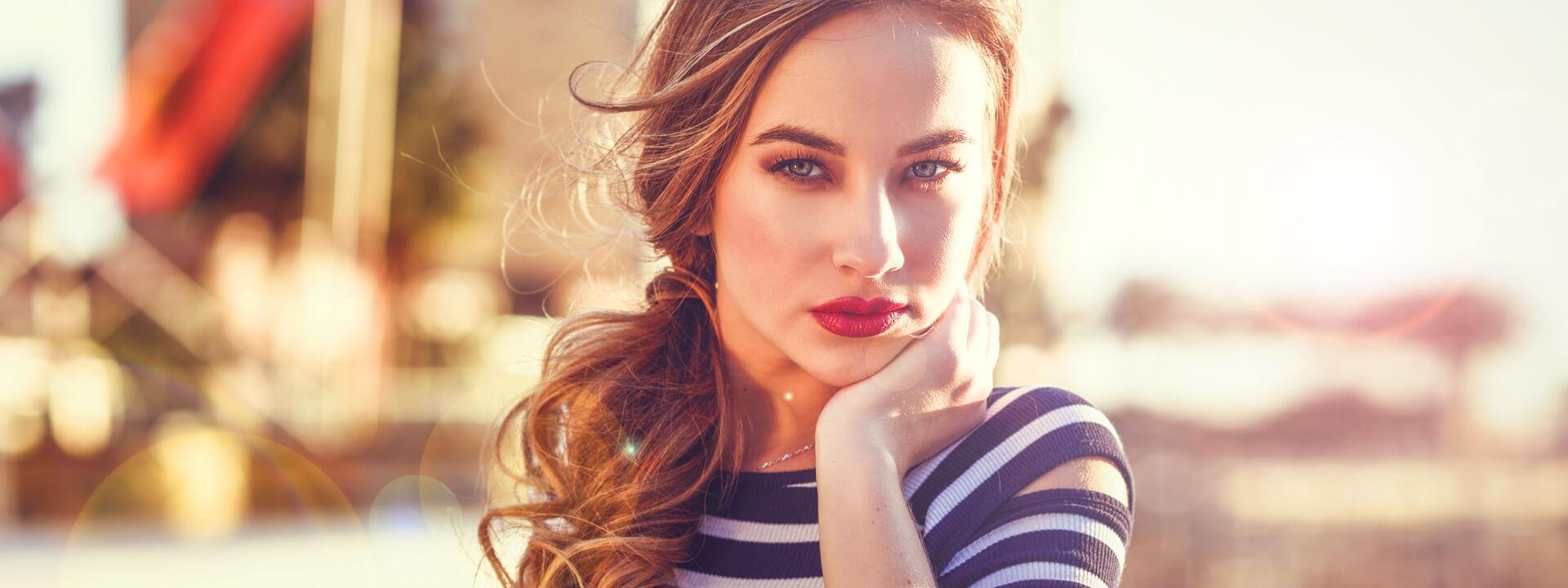 Russische Frau emotionslos Russische Frau auf Straße