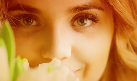 Dame mit Blumen zum Weltfrauentag