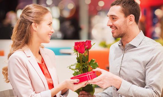 Mann schenkt Blumen