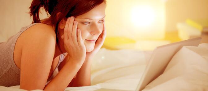 Frau beim Online-Dating