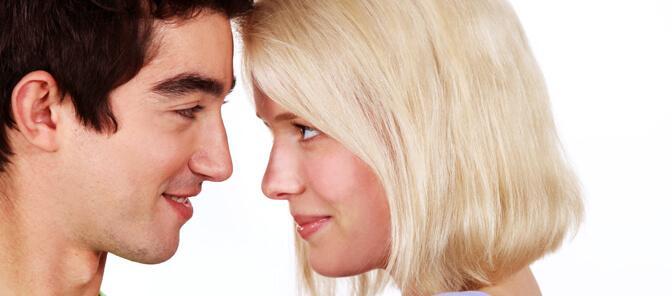 Interesse einer Frau hochhalten