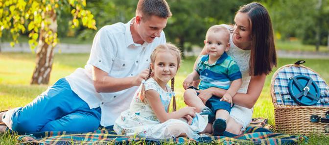 Familie macht Picknick